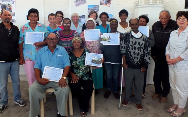 Die groep wenners van Gansbaai Toerisme se Tuinbou Kompetisie, saam met enkele Toerismelede